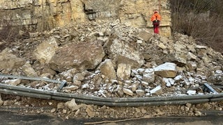 Eine Spezialfirma arbeitet an dem Felsen neben der L415 bei Oberndorf im Kreis Rottweil. Am Donnerstag ist es dort zu einem Felssturz gekommen.