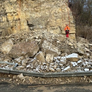 Eine Spezialfirma arbeitet an dem Felsen neben der L415 bei Oberndorf im Kreis Rottweil. Am Donnerstag ist es dort zu einem Felssturz gekommen.