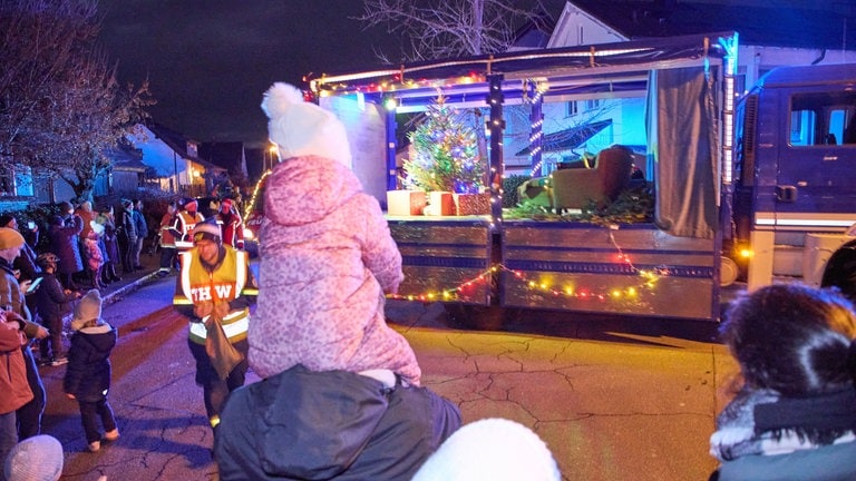 Wagen des THW mit Baum und Sofa beim Weihnachtscorso der Rettungskräfte Rheinfelden