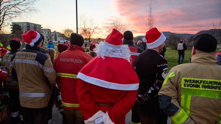 Rettungskräfte vor der Abfahrt des Weihnachtscorsos der Rheinfelder Rettungskräfte