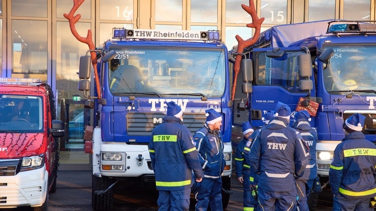 THW-Auto mit riesiegem Rentiergeweih vor dem Start des Weihnachtscorsos der Rettungskräfte in Rheinfelden