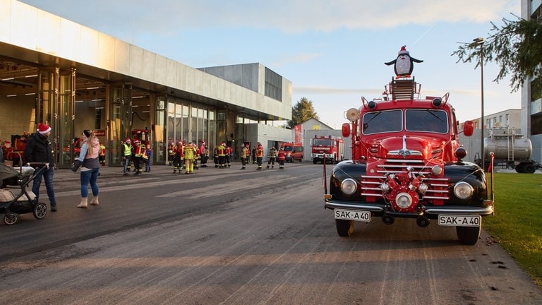 Altes Feuerwehrauto beim Weihnachtscorso der Rettungskräfte