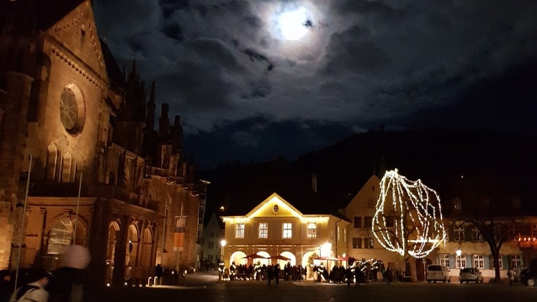 Der Münsterplatz in Freiburg in der Weihnachtszeit.