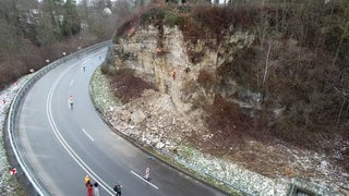 Eine Spezialfirma aus Österreich hat die letzten losen Felsbrocken abgetragen. Die L415 war nach einem Felssturz fast einen Tag lang gesperrt.