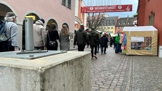 Nach Anschlag in Magdeburg: verstärkte Polizeipräsenz und Poller auf Freiburger Weihnachtsmarkt.