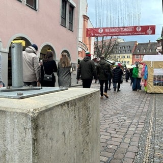 Nach Anschlag in Magdeburg: verstärkte Polizeipräsenz und Poller auf Freiburger Weihnachtsmarkt.