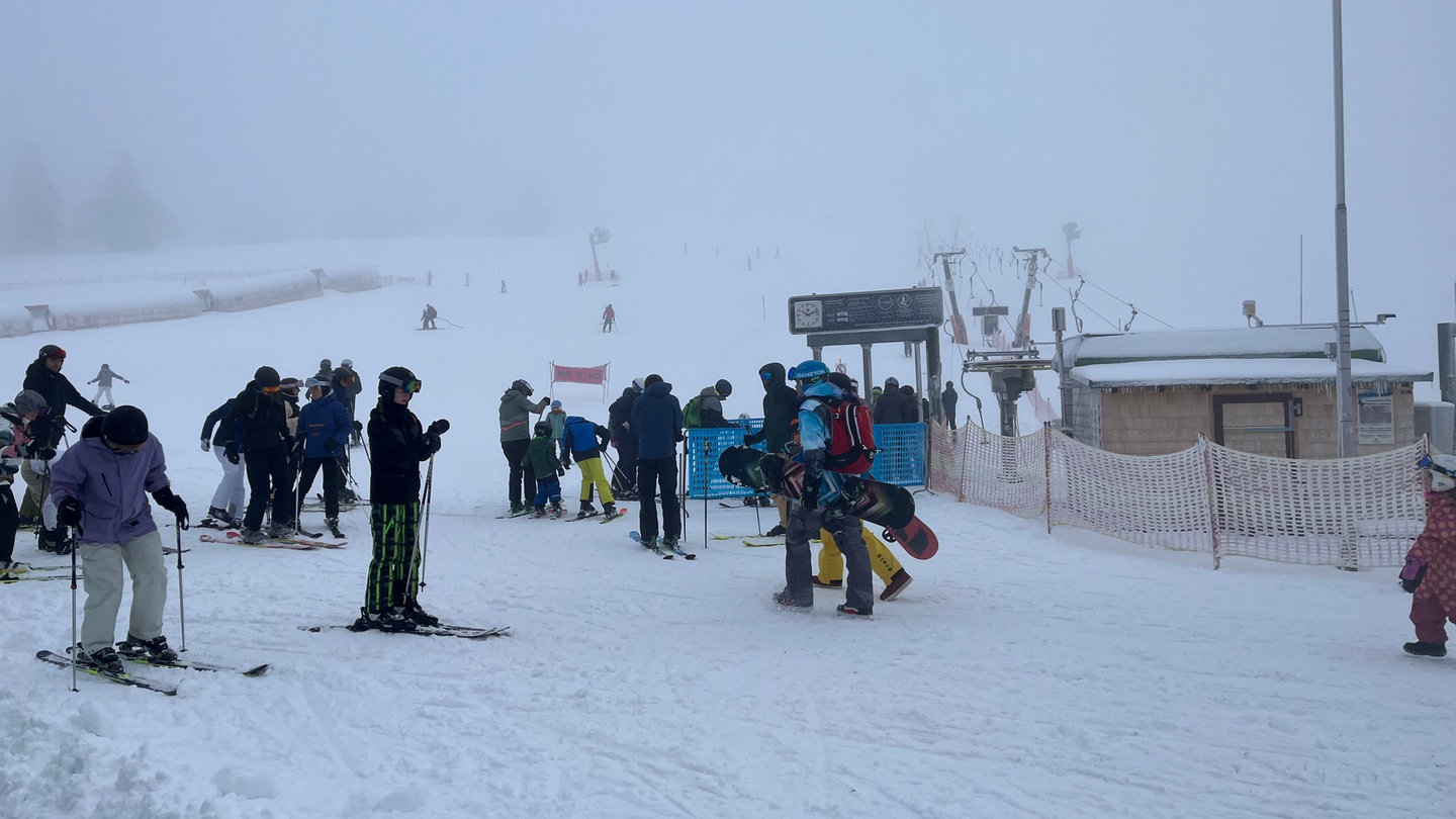 Nach dem Schneefall der letzten Tage rattern auf dem Feldberg seit einer Woche wieder die Lifte.