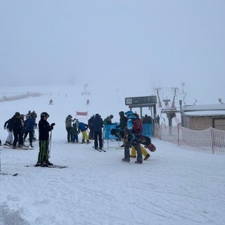 Nach dem Schneefall der letzten Tage rattern auf dem Feldberg seit einer Woche wieder die Lifte.