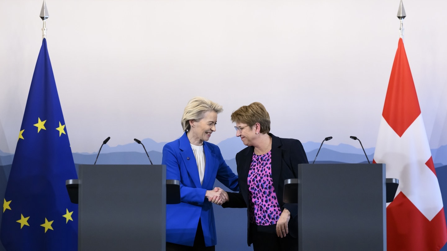 Die Schweizer Bundespräsidentin Viola Amherd (rechts) schüttelt der Präsidentin der Europäischen Kommission Ursula von der Leyen nach einer Pressekonferenz die Hand. Von der Leyen stattet der Schweiz einen offiziellen Besuch ab, um den Abschluss der Verhandlungen zwischen der EU und der Schweiz feierlich zu begehen.