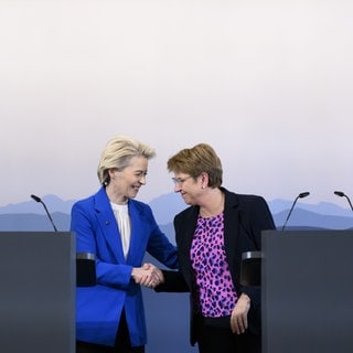 Die Schweizer Bundespräsidentin Viola Amherd (rechts) schüttelt der Präsidentin der Europäischen Kommission Ursula von der Leyen nach einer Pressekonferenz die Hand. Von der Leyen stattet der Schweiz einen offiziellen Besuch ab, um den Abschluss der Verhandlungen zwischen der EU und der Schweiz feierlich zu begehen.