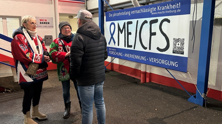 Beim EHC Freiburg haben Fans Teddybären geschmissen.