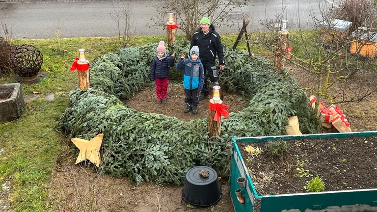 Ein selbst gebauter XXL-Adventskranz steht im Vorgarten von Wilhelm Schwarz in Bräunlingen.