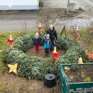 Ein selbst gebauter XXL-Adventskranz steht im Vorgarten von Wilhelm Schwarz in Bräunlingen.