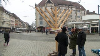 Der achtarmige Leuchter steht für das Chanukka-Fest. Am Europaplatz in Freiburg wurde einer aufgestellt.