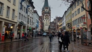 Trotz des Regens sind viele Freiburgerinnen und Freiburger einen Tag vor Weihnachten in der Freiburger Innenstadt unterwegs.