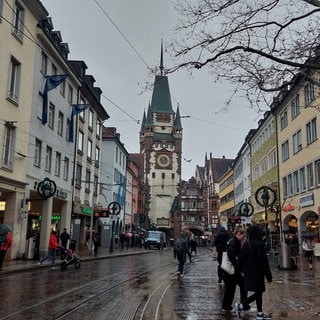 Trotz des Regens sind viele Freiburgerinnen und Freiburger einen Tag vor Weihnachten in der Freiburger Innenstadt unterwegs.