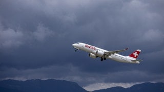 Ein Flugzeug der schweizerischen Fluglinie swiss beim Start. 