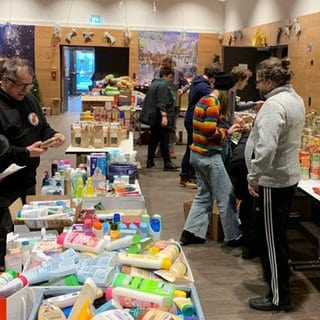 Auf den Tischen sammeln sich die Spenden für die Weihnachtstüten. 