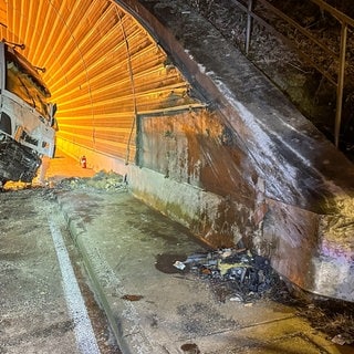 Die Zugmaschine des LKW wurde bei dem Unfall stark beschädigt.