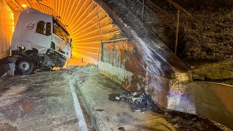 Die Zugmaschine des LKW wurde bei dem Unfall stark beschädigt.