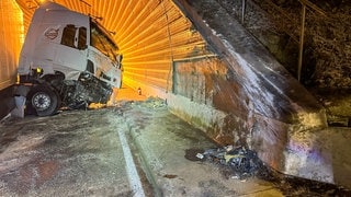 Die Zugmaschine des LKW wurde bei dem Unfall stark beschädigt.