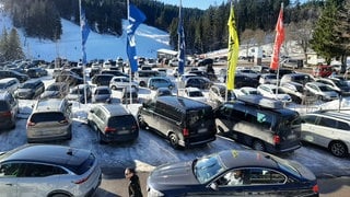 Am Loipenzentrum Notschrei parken viele Auto im Schnee.