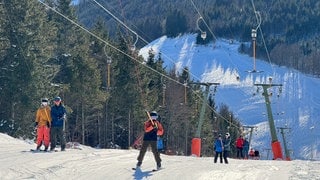 Skifahrer an zwei Schleppliften - an den Weihnachtsfeiertagen waren die Bedingungen zum Skifahren gut