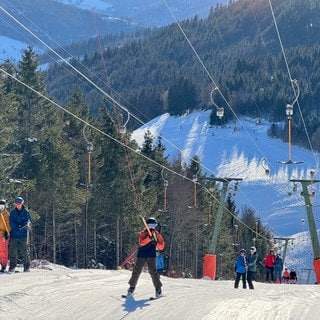 Skifahrer an zwei Schleppliften - an den Weihnachtsfeiertagen waren die Bedingungen zum Skifahren gut