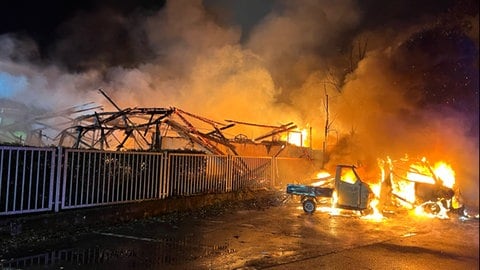 Lörracher Feuerwehr löscht Brand in einer Lagerhalle in Lörrach