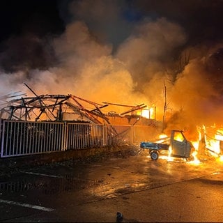 Lörracher Feuerwehr löscht Brand in einer Lagerhalle in Lörrach