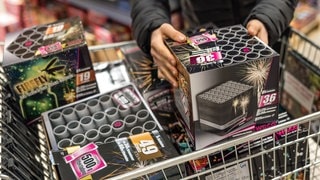 Ein Kunde eines Supermarktes legt Feuerwerk in seinen Einkaufswagen. Junge Franzosen stürmten Discounter in Kehl wegen Feuerwerkskörpern.