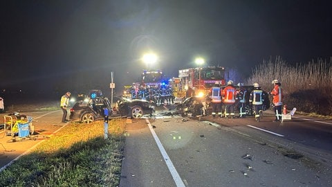 Bei dem Unfall am Montagabend auf der B3 sind vier Menschen zum Teil schwer verletzt worden.