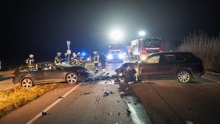 Bei dem Unfall am Montagabend auf der B3 sind vier Menschen zum Teil schwer verletzt worden.