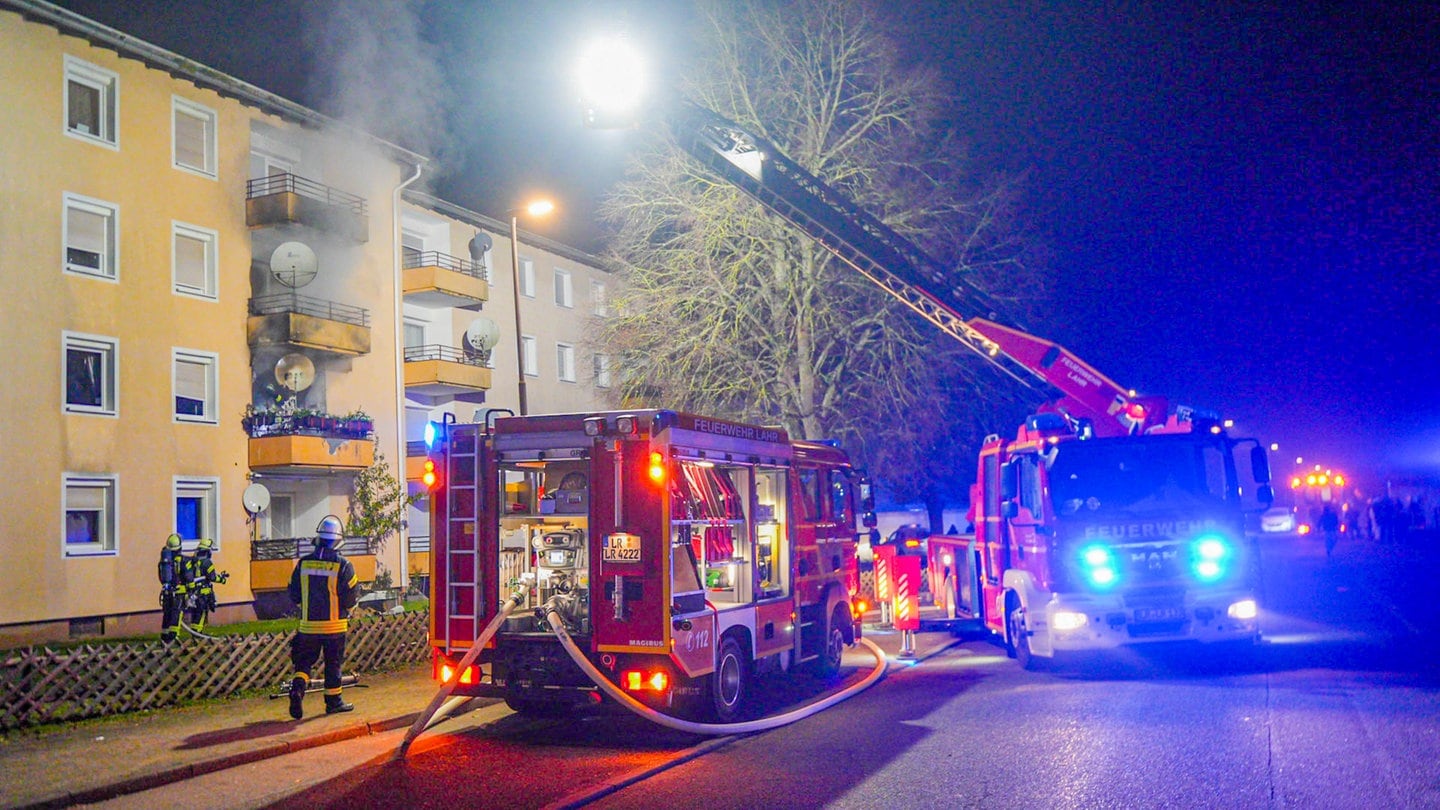 Eine Wohnung des Mehrfamilienhauses in Lahr-Kippenheimweiler ist durch das Feuer unbewohnbar. Den Brand auf dem Balkon hat vermutlich ein Feuerwerkskörper ausgelöst. der Sachschaden ist hoch.