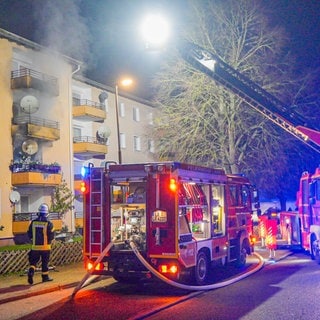 Eine Wohnung des Mehrfamilienhauses in Lahr-Kippenheimweiler ist durch das Feuer unbewohnbar. Den Brand auf dem Balkon hat vermutlich ein Feuerwerkskörper ausgelöst. der Sachschaden ist hoch.