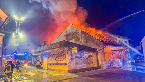 Bei dem Großbrand in Achern-Mösbach in der Silvesternacht entstand ein Millionenschaden. Ein Lager und ein Wohnhaus fingen nach Mitternacht Feuer. Die Brandursache ist noch unklar.