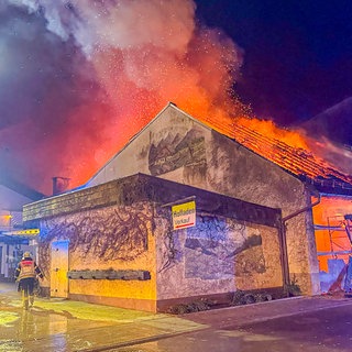 Bei dem Großbrand in Achern-Mösbach in der Silvesternacht entstand ein Millionenschaden. Ein Lager und ein Wohnhaus fingen nach Mitternacht Feuer. Die Brandursache ist noch unklar.