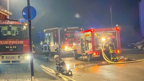 Wie hier beim Großbrand in Achern, waren in ganz Südbaden Feuerwehr, Rettungsdienste und Polizei im Dauereinsatz an Silvester. Der Jahreswechsel ist traditionell eine Zeit mit sehr vielen Einsätzen.