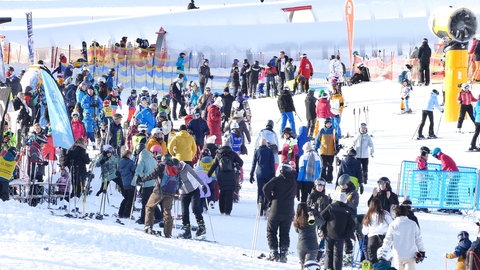 Viele Skifahrer nutzen zu Beginn des neuen Jahres das sonnige Wetter, um an den Feldberg zu fahren.