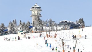 Viele Skifahrer nutzen zu Beginn des neuen Jahres das sonnige Wetter, um an den Feldberg zu fahren.