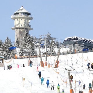 Viele Skifahrer nutzen zu Beginn des neuen Jahres das sonnige Wetter, um an den Feldberg zu fahren.