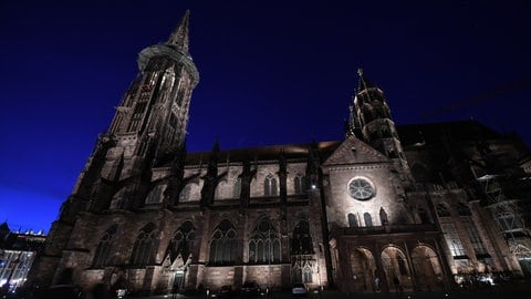 Das Freiburger Münster wird von Scheinwerfern angestrahlt (Archivbild).