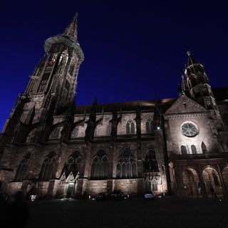 Das Freiburger Münster wird von Scheinwerfern angestrahlt (Archivbild).