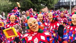 Die fünfte Jahreszeit beginnt: Hästräger ziehen in Oberkirch (Ortenaukreis) durch die Gassen. 