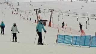 Die Lifte am Feldberg drehen im Nebel ihre Runden. In den Weihnachtsferien waren dort top Bedingungen. Vielen Wintersportlerinnen und -sportler waren gekommen.