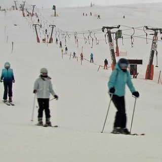 Die Lifte am Feldberg drehen im Nebel ihre Runden. In den Weihnachtsferien waren dort top Bedingungen. Vielen Wintersportlerinnen und -sportler waren gekommen.