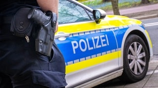 Ein Polizist im Einsatz. In einer Offenburger Unterkunft für geflüchtete Menschen gab es am Donnerstag einen größeren Polizeieinsatz. Ein 20-Jähriger soll sich seiner geplanten Abschiebung widersetzt haben.