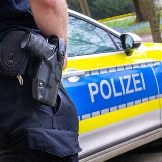 Ein Polizist im Einsatz. In einer Offenburger Unterkunft für geflüchtete Menschen gab es am Donnerstag einen größeren Polizeieinsatz. Ein 20-Jähriger soll sich seiner geplanten Abschiebung widersetzt haben.