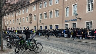 Stundenlang standen am Donnerstagnachmittag hunderte Menschen dicht gedrängt Schlange vor einem neuen Döner-Imbiss in der Freiburger Innenstadt.