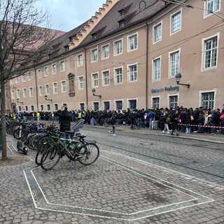 Stundenlang standen am Donnerstagnachmittag hunderte Menschen dicht gedrängt Schlange vor einem neuen Döner-Imbiss in der Freiburger Innenstadt.